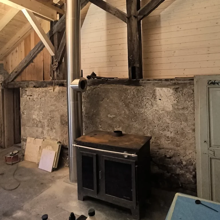 Pose-cheminee-isolee-poele-ancien-sur-mesure-Saint-Cergue-1